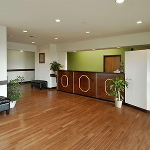 Super 8 By Wyndham Bowling Green North
